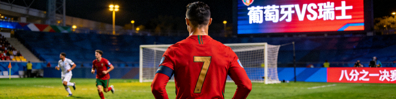 葡萄牙对阵瑞士八分之一决赛回放 - C罗在球场上的背影